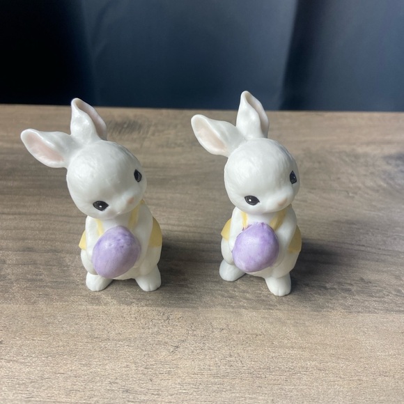 Hallmark: Two Bunny Rabbits with Purple Egg figurine, 2.5" (1984) - Picture 1 of 7